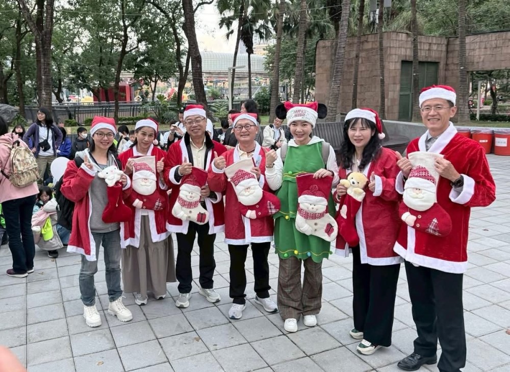 董事長徐登賢先生帶國小小朋友到新北耶誕城