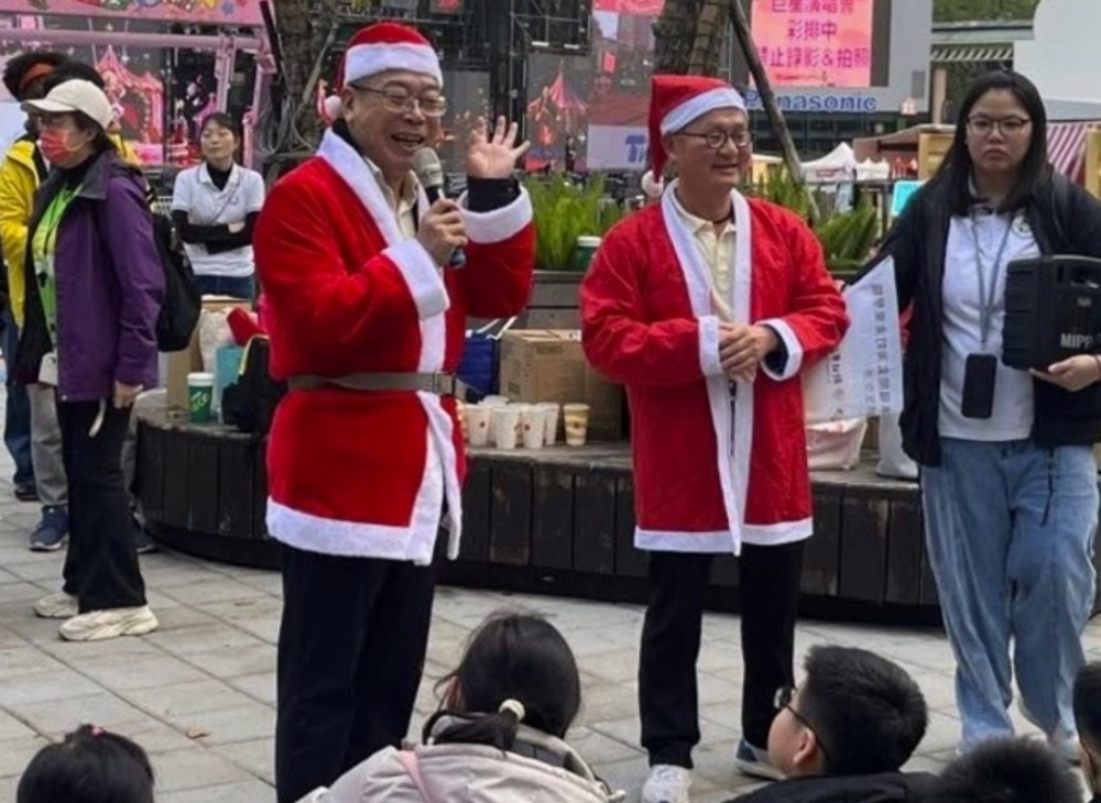 董事長徐登賢先生帶國小小朋友到新北耶誕城