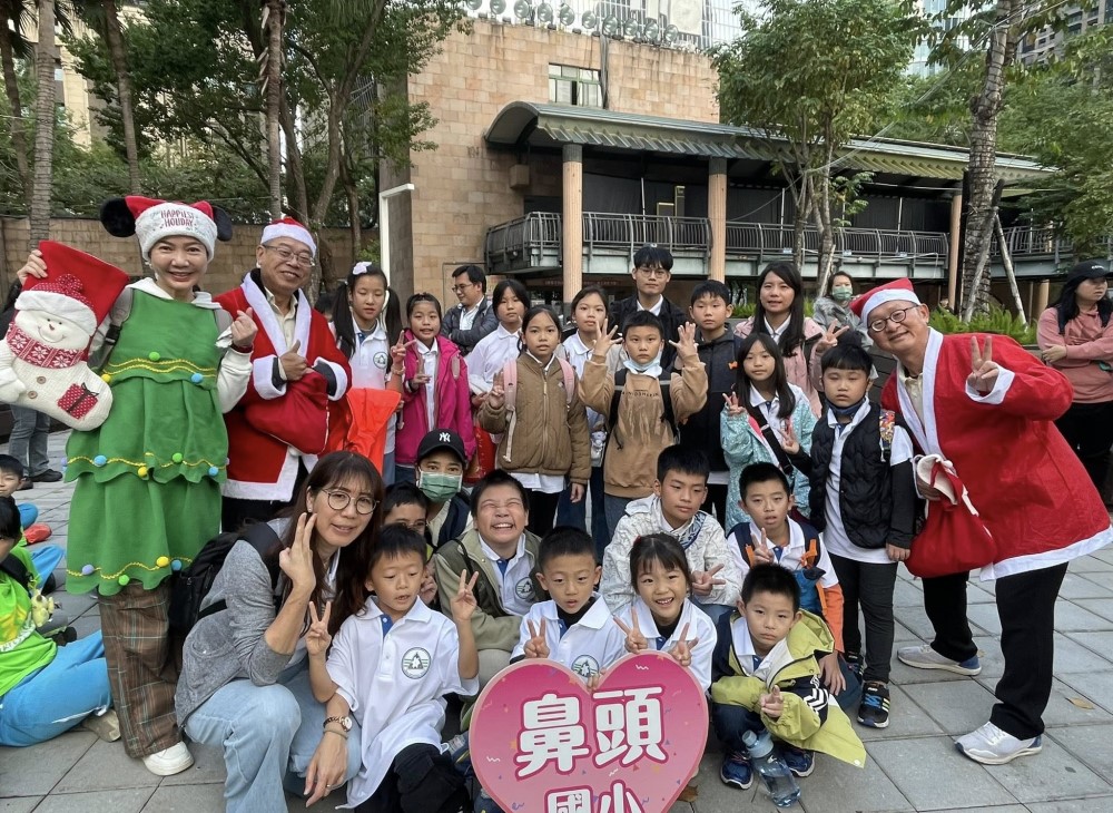 董事長徐登賢先生帶國小小朋友到新北耶誕城