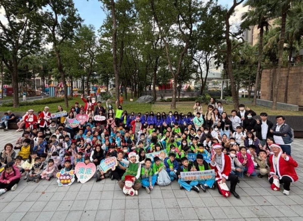 董事長徐登賢先生帶國小小朋友到新北耶誕城